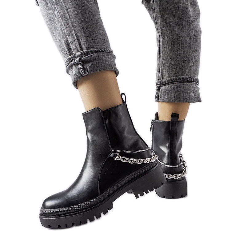 Mustat nilkkurit Muqaddim-ketjulla