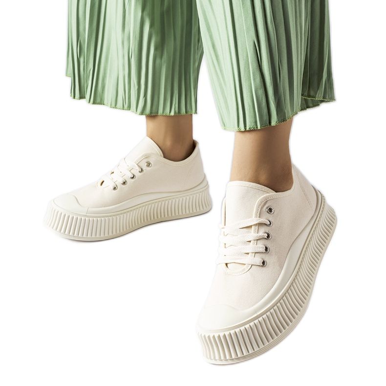 Beiget lenkkarit paksulla Rina-tasolla