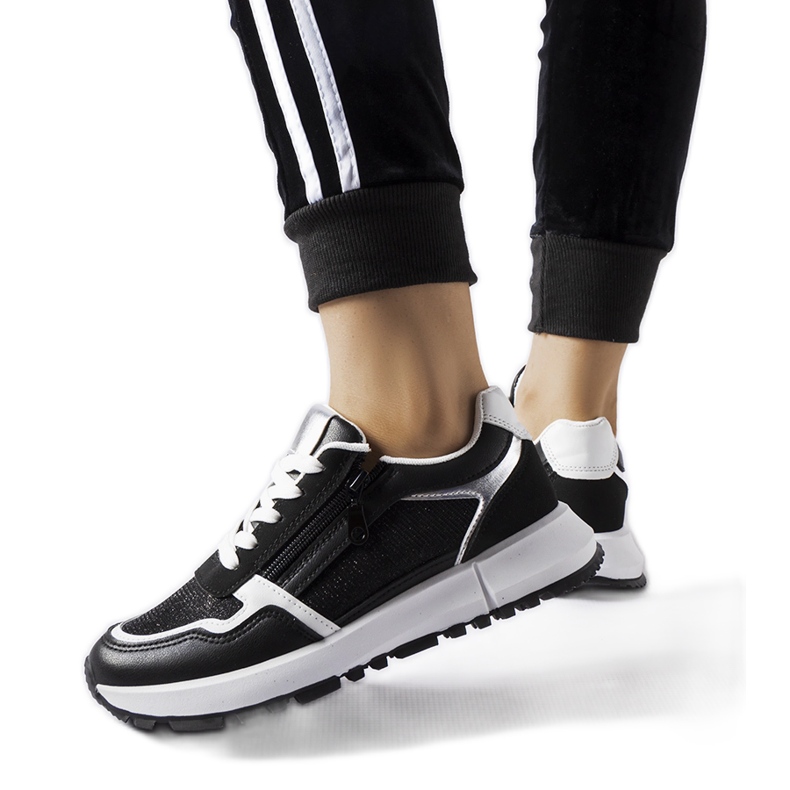 Mustat koristeelliset Camuzzoni-lenkkarit