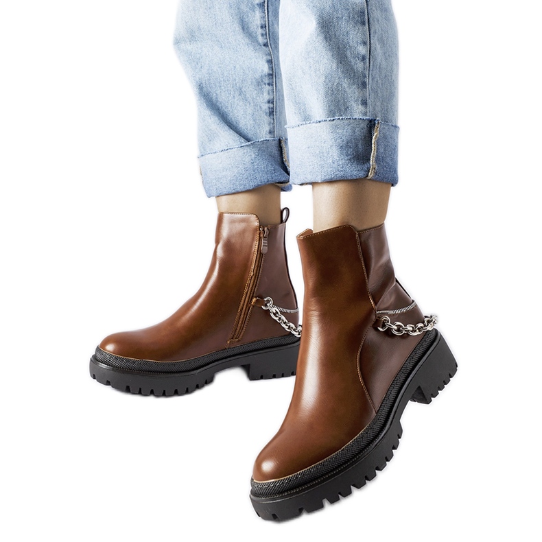 Ruskeat nilkkurit Muqaddim-ketjulla