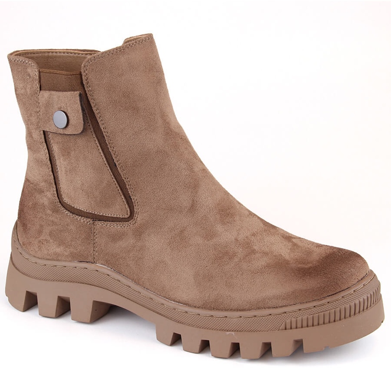 Naisten mokkanahkaiset saappaat taskulla, eristetty ruskea Potocki SZ12163