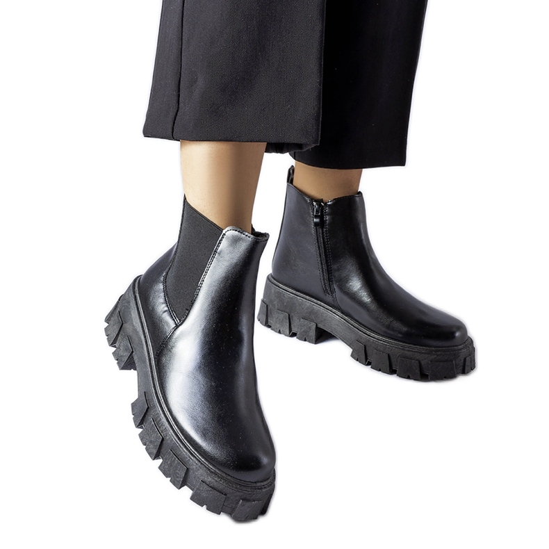 Mustat massiiviset Petronion nilkkurit