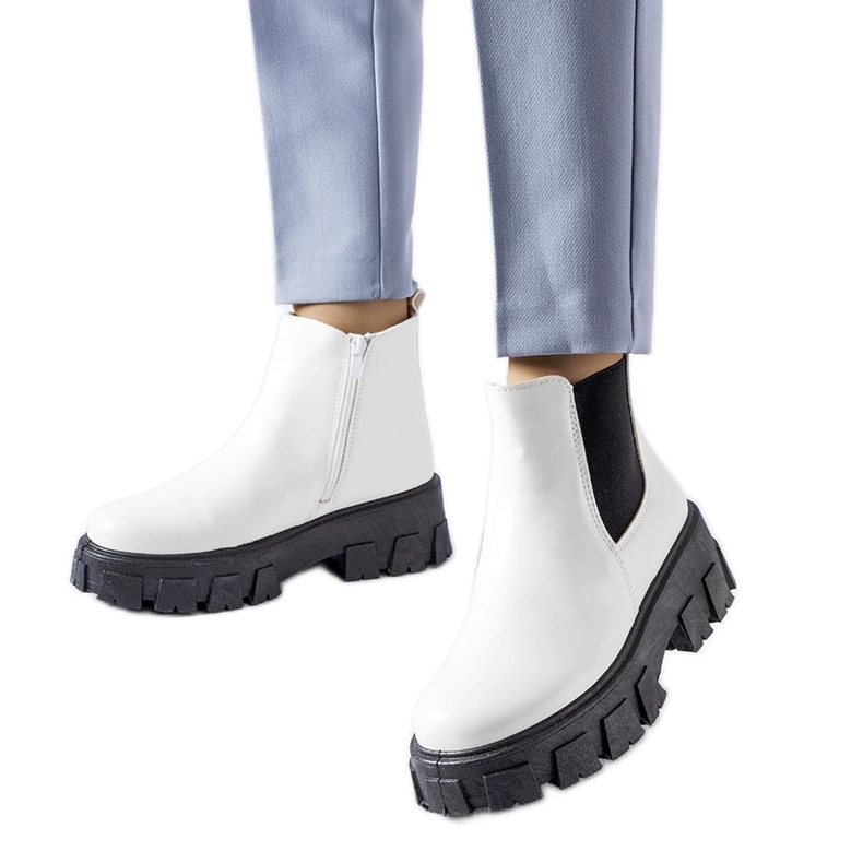 Massiiviset valkoiset ja mustat Petronion nilkkurit valkoinen