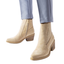 Beiget ekologiset mokkanahkanilkkurit matalakorkoisella Sovere