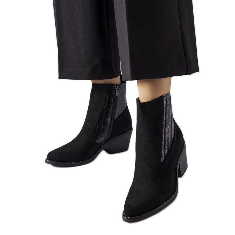 Mustat ekologiset mokkanahkanilkkurit matalakorkoisella Sovere