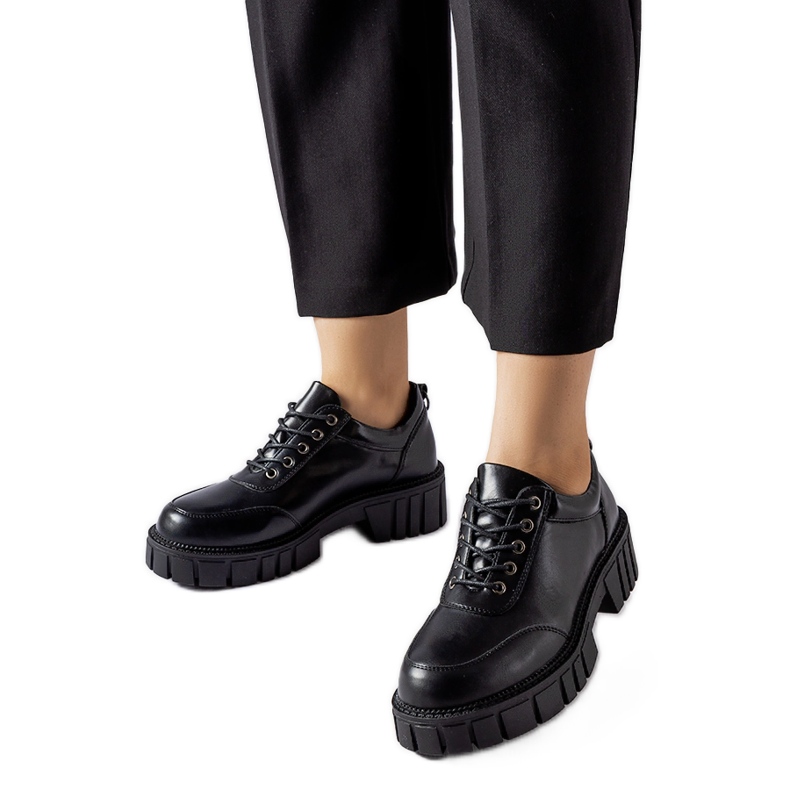 Mustat massiiviset klassiset Severino-kengät