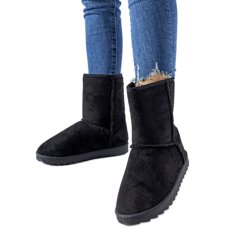 Egede mustat eristetyt lumisaappaat