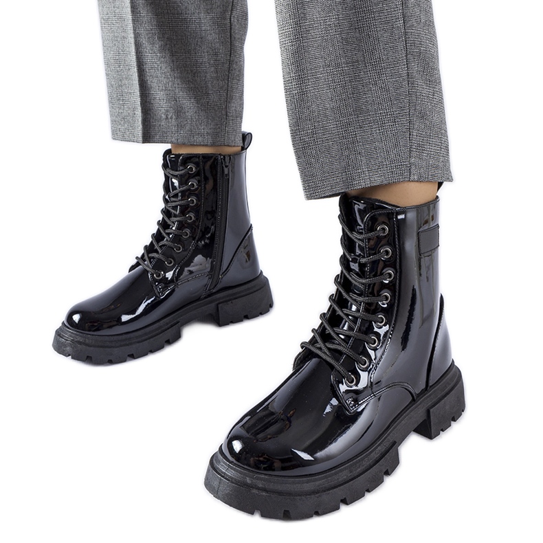 Inna Mustat, eristetyt, patentoidut Mestervi-saappaat