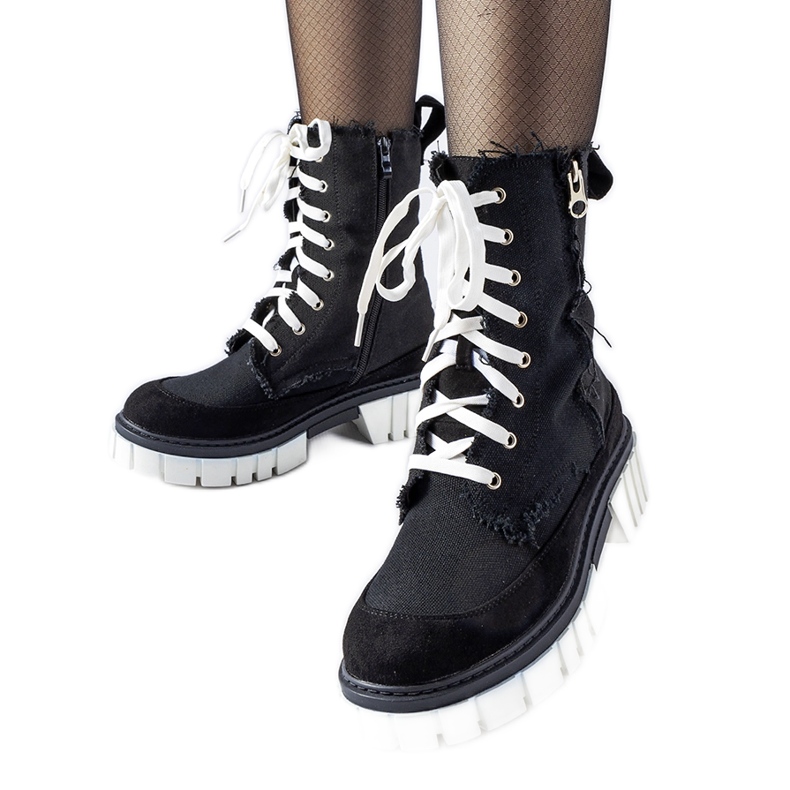 Mustat eristetyt Crispiero-saappaat