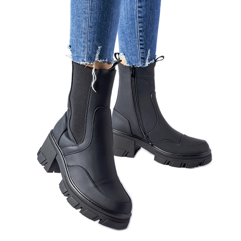 Mustat nilkkurit, joissa massiivinen Mafalda-pohja