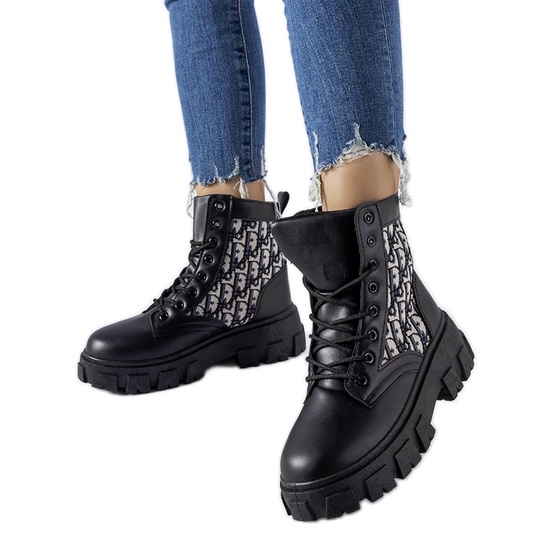 Mustat nilkkurit koristeellisilla Madelene-kirjoituksilla