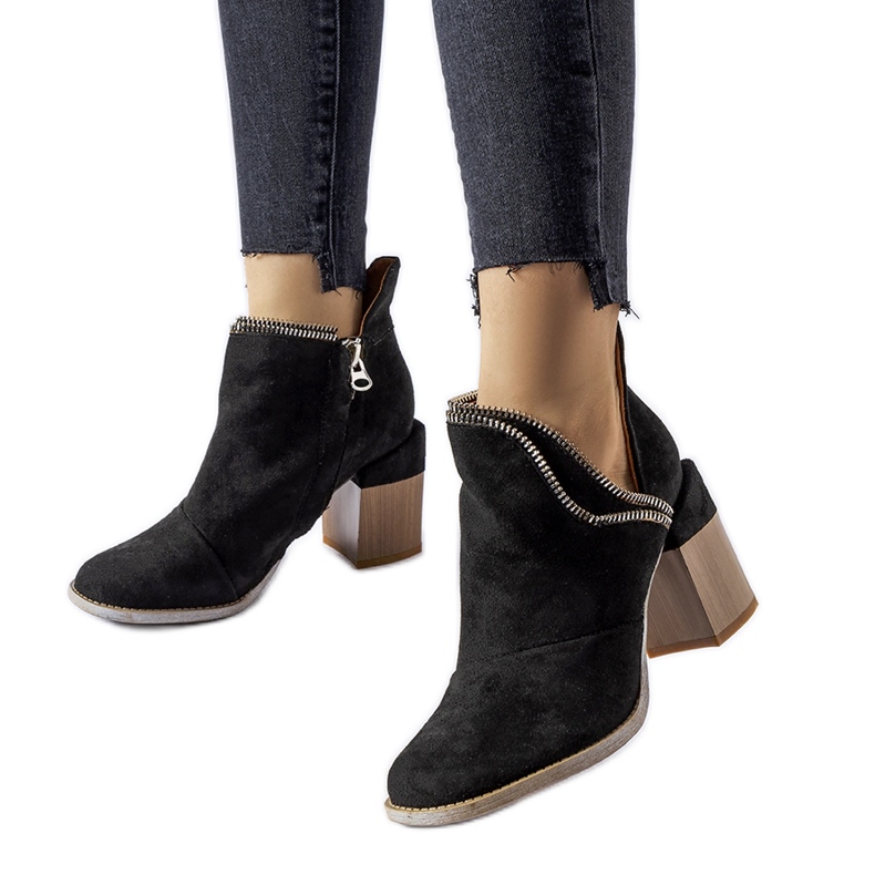 Mustat nilkkurit koristeellisella Odo-korolla