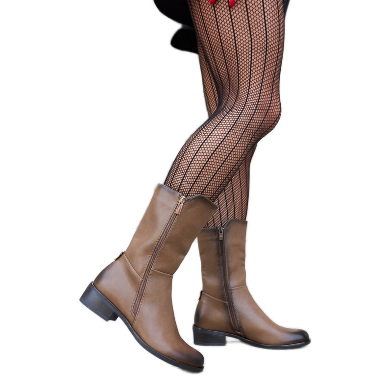 Mayongan ruskeat eristetyt korkeat saappaat