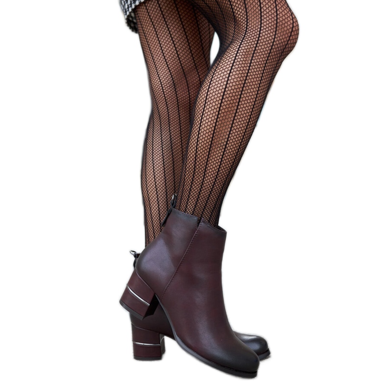 Burgundin ja mustat nilkkurit koristeellisella Batista-korolla punainen