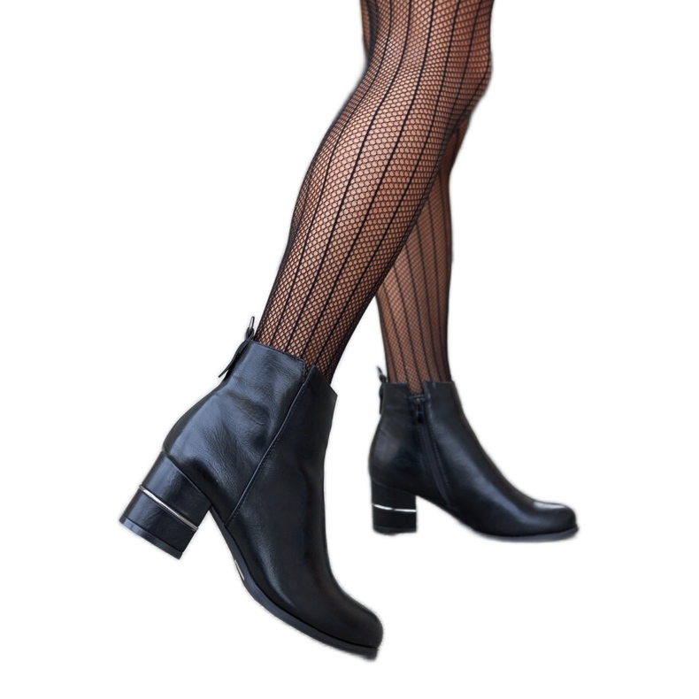 Mustat nilkkurit koristeellisella Batista-korolla