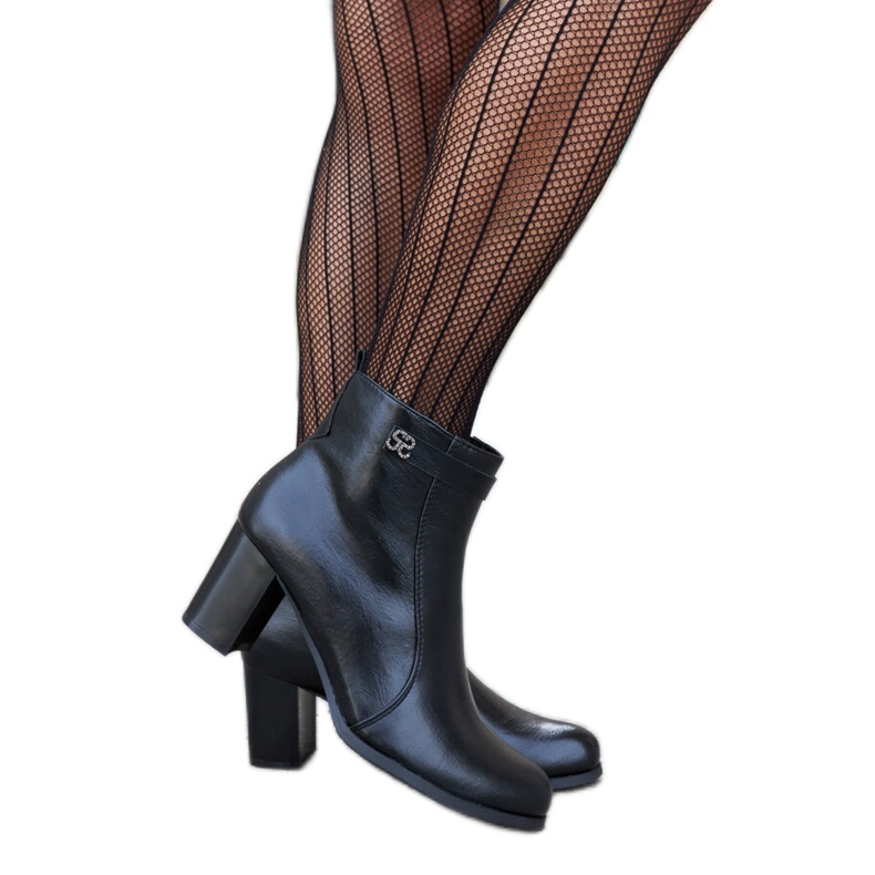 Mustat eristetyt nilkkurit, joissa Barreto strassit