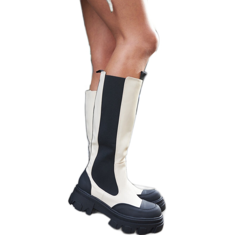 Barriosin beige-massiiviset saappaat kulutuspinnalla