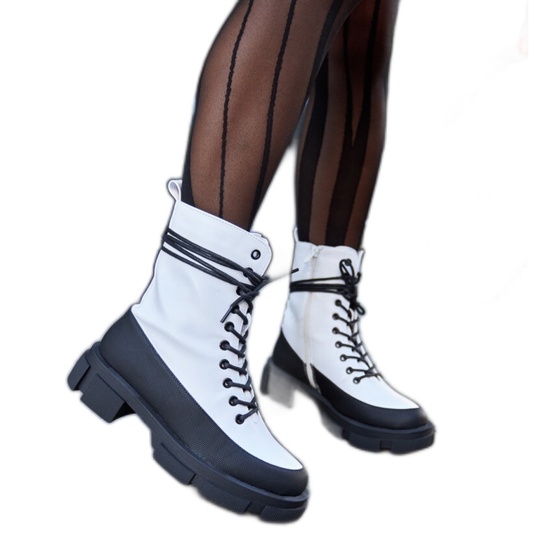 Valkoisia ja mustia eristettyjä Apodaca-työläisiä valkoinen