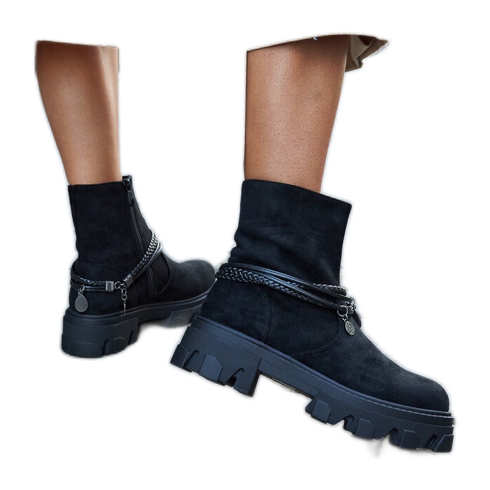 Mustat nilkkurit koristeellisella rannekorulla