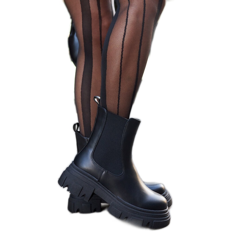 Mustat nilkkurit, joissa kumiosa D'Isola