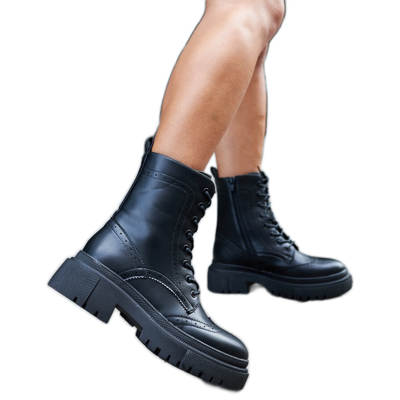 Mustat saappaat koristeltu Nicla-ompeleilla