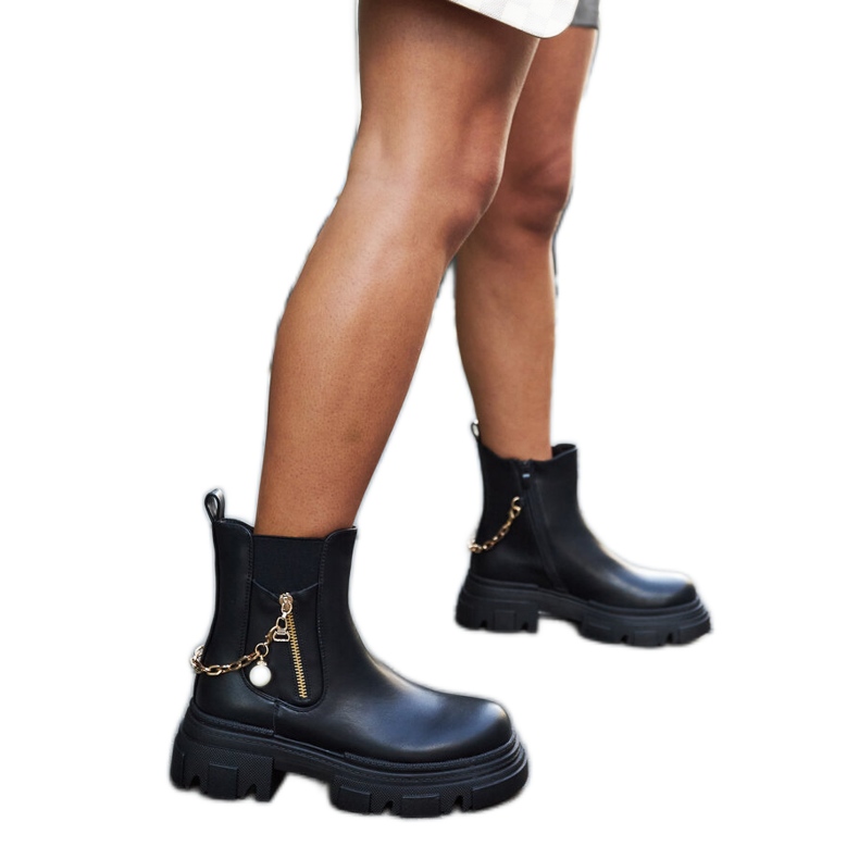 Mustat nilkkurit koristeellisella Archard-ketjulla