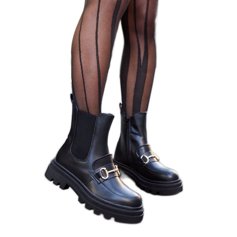 Mustat nilkkurit, joissa näkyvä Sailetto-suoja