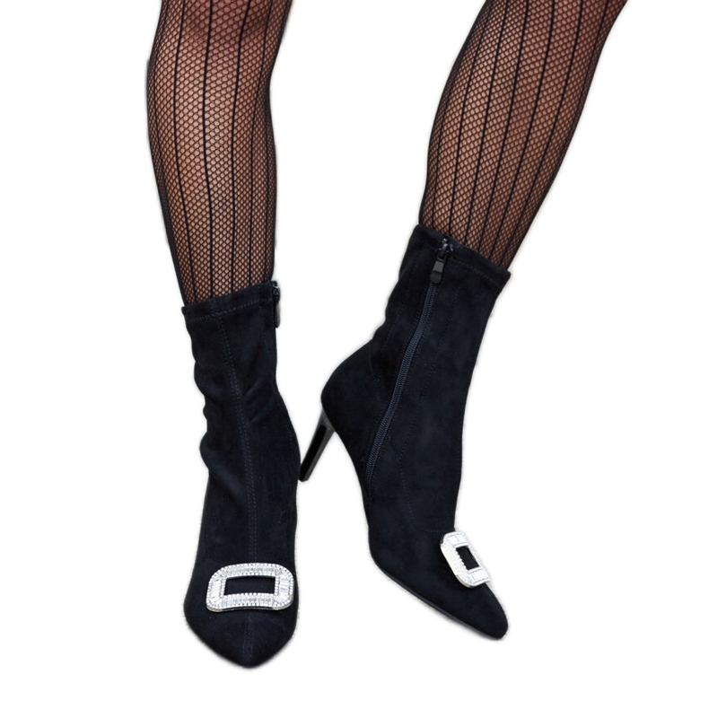 Mustat nilkkurit, jotka on koristeltu Agatino-zirkoneilla