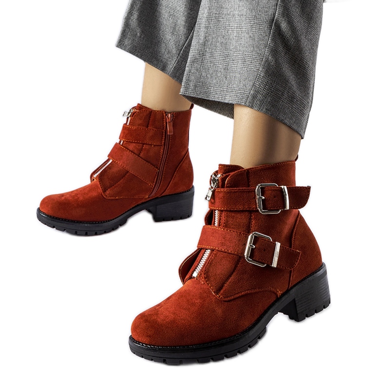 Punaiset eristetyt nilkkurit, joissa miellyttävä vetoketju punainen