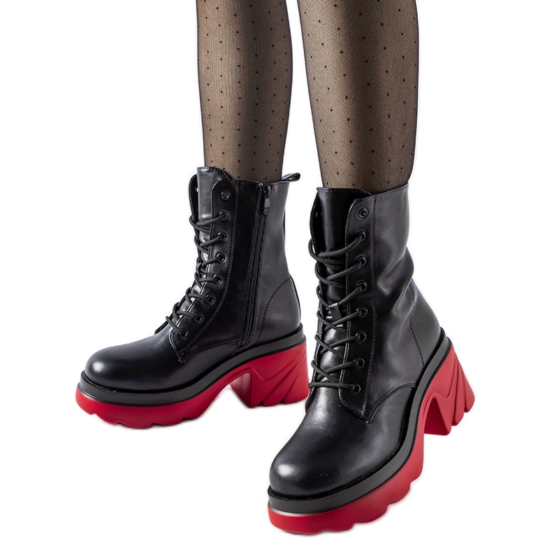 Mustat eristetyt kengät punaisella kantapäällä Hinta