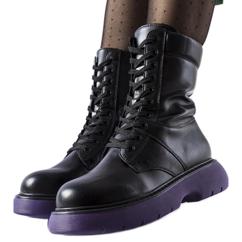 Mustat eristetyt kengät violetilla pohjalla Beata