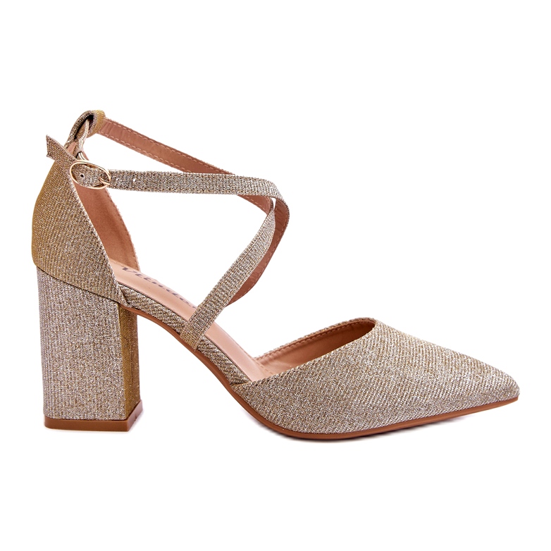 Muodikkaat kiiltävät kultaiset korkokengät kultainen