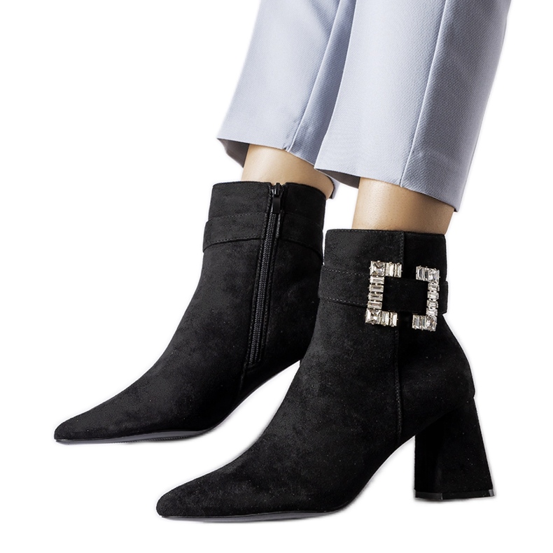 Mustat nilkkurit, joissa Alfero strassit