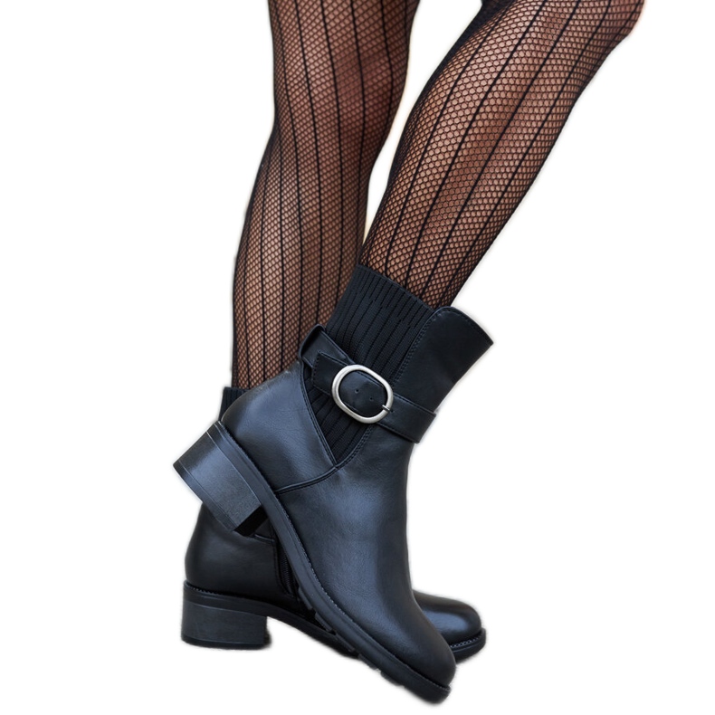 Mustat nilkkurit koristeellisella Archuleta-soljella