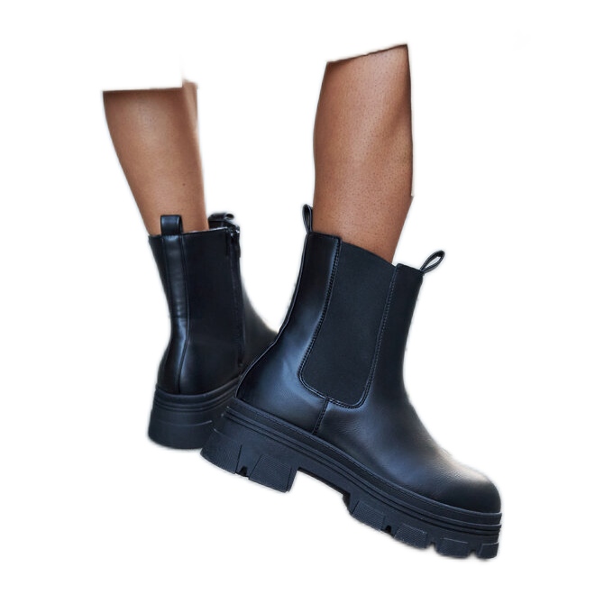 Mustat nilkkurit Placido-alustalla