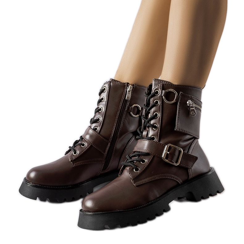 Manzonin ruskeat eristetyt työntekijät laukulla