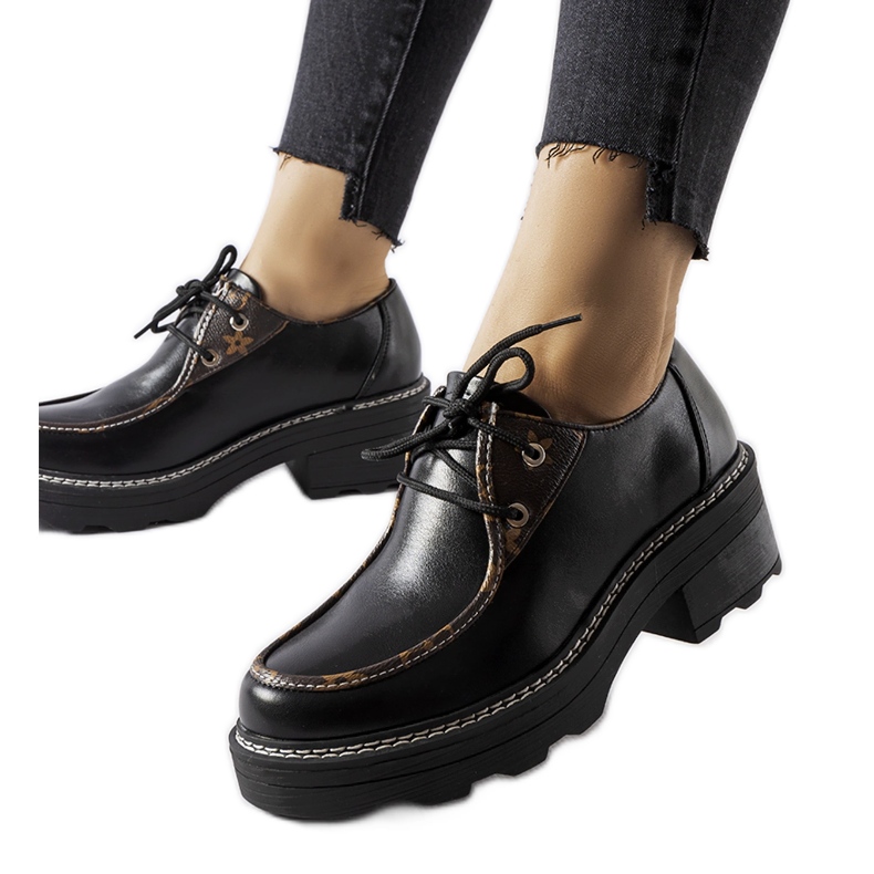 Mustat matalat kengät massiivisella Fondachetto-korolla