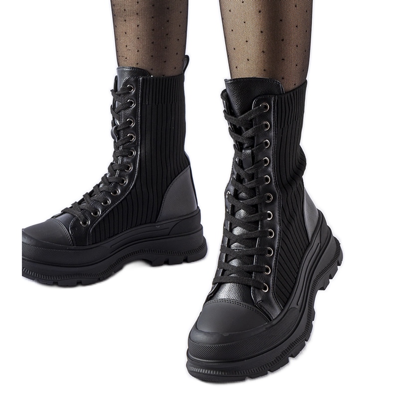 Mustat sukat, joissa paksu Vitto-pohja