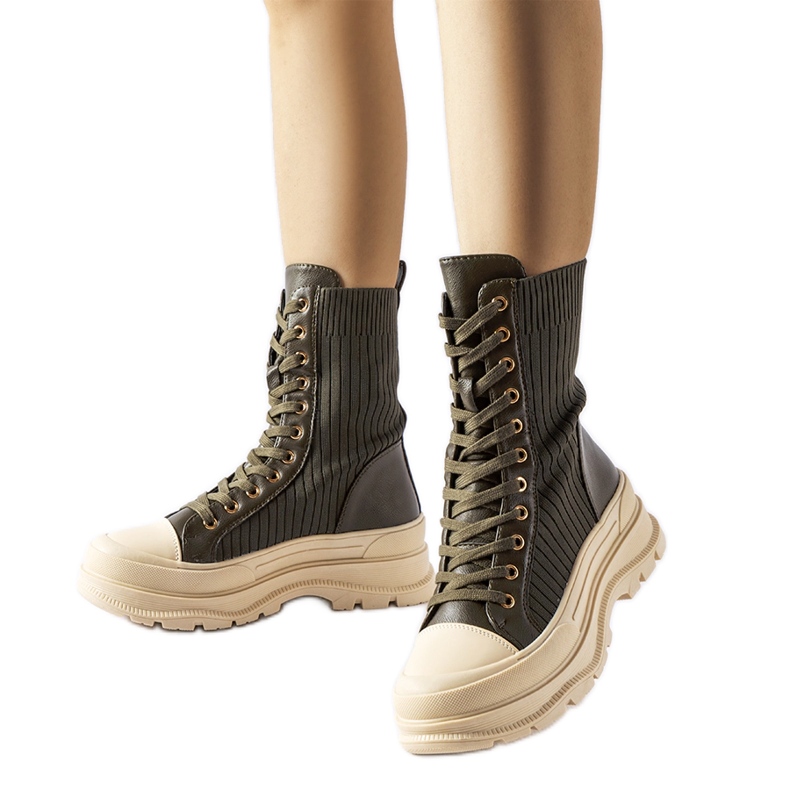 Tummanvihreät saappaat vaalealla paksulla Vitto-pohjalla