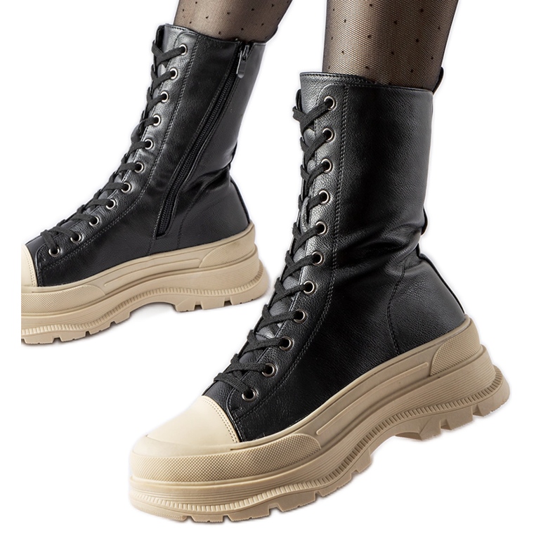 Mustat eristetyt kengät paksulla pohjalla Giselda