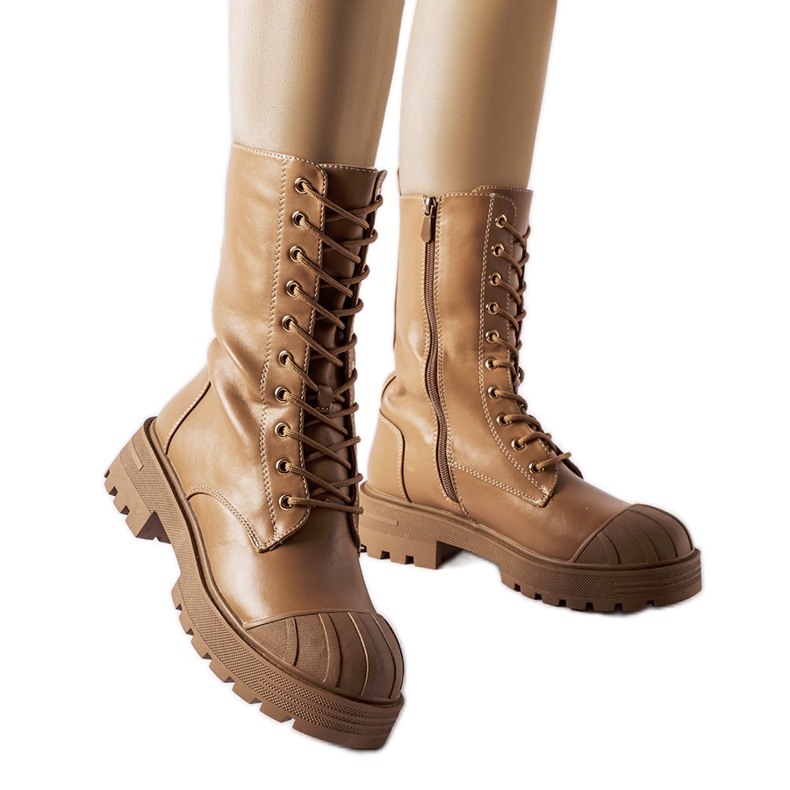 Ruskeat eristetyt naisten Cardinale-työntekijät