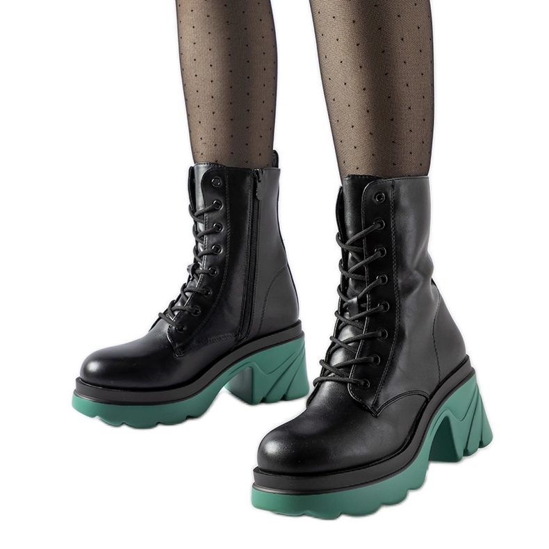 Mustat eristettyjä työntekijöitä Costan meripylväässä