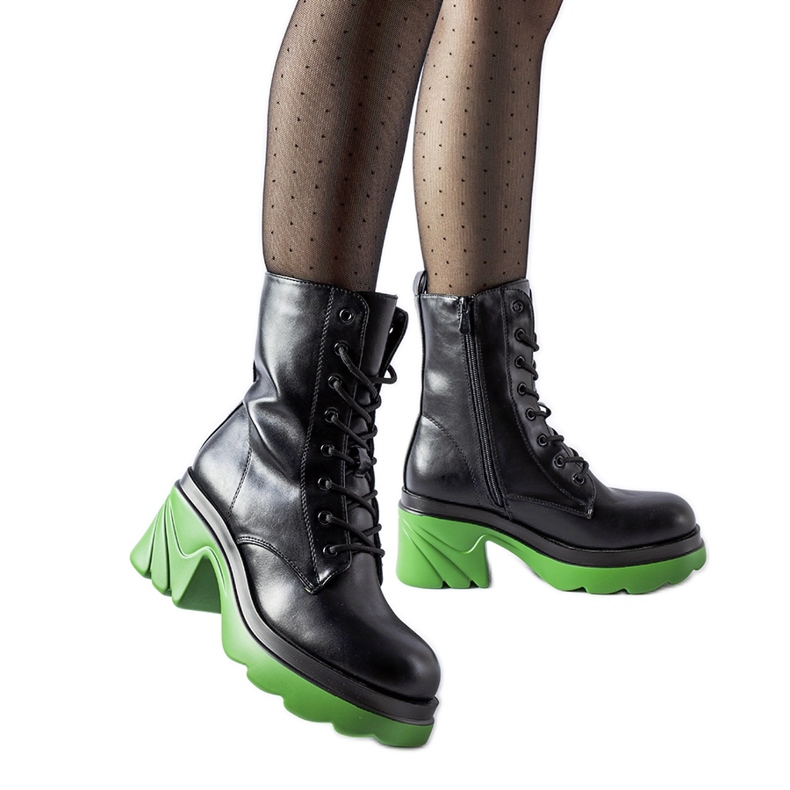 Mustat eristetyt kengät vihreällä Cost-korolla