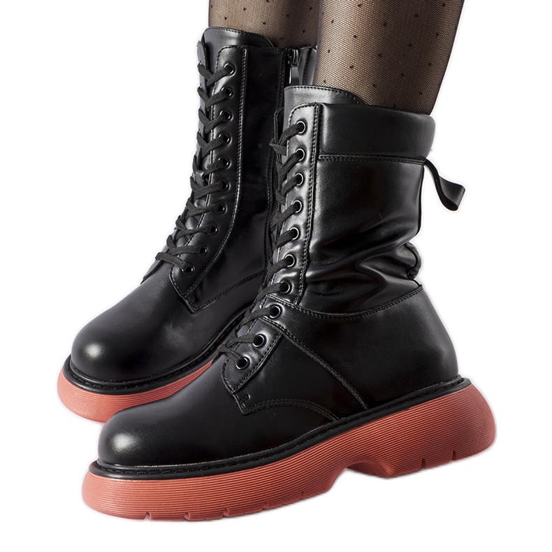 Mustat eristetyt saappaat vaaleanpunaisella Beata-pohjalla