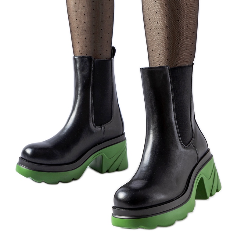 Mustat eristetty nilkkurit vihreällä Tirano-korolla