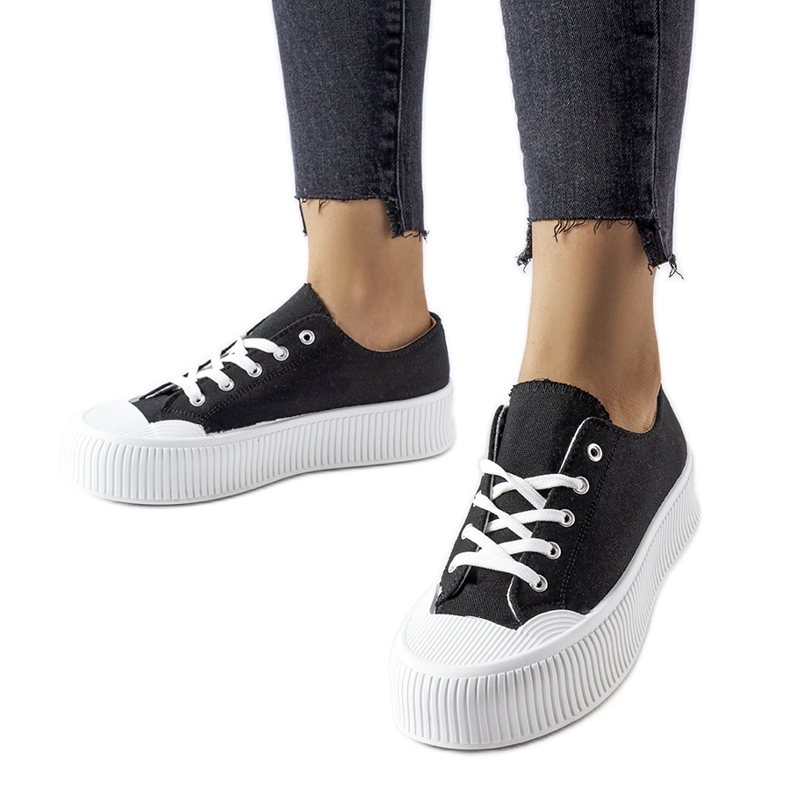 Mustat tennarit valkoisella Fortunata-tasolla