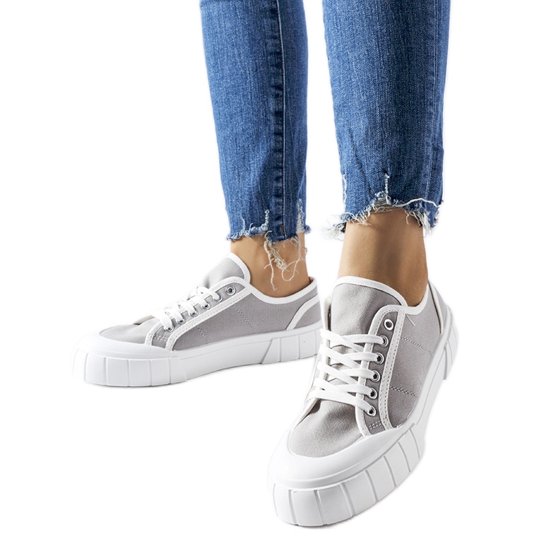 Harmaat lenkkarit paksulla Egidio-alustalla