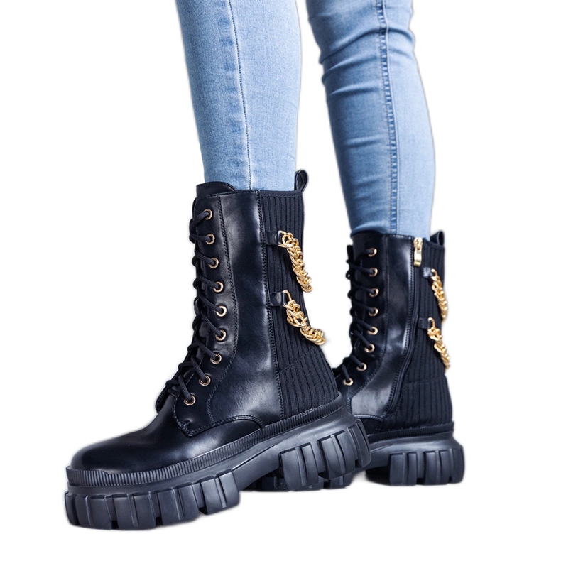 Mustat saappaat, jotka on koristeltu Crocemosso-ketjuilla