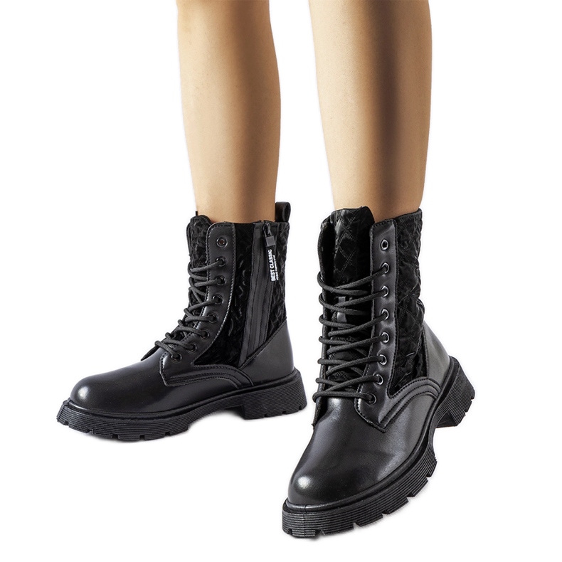 Mustat saappaat, joissa on Jalbert-tikkaus