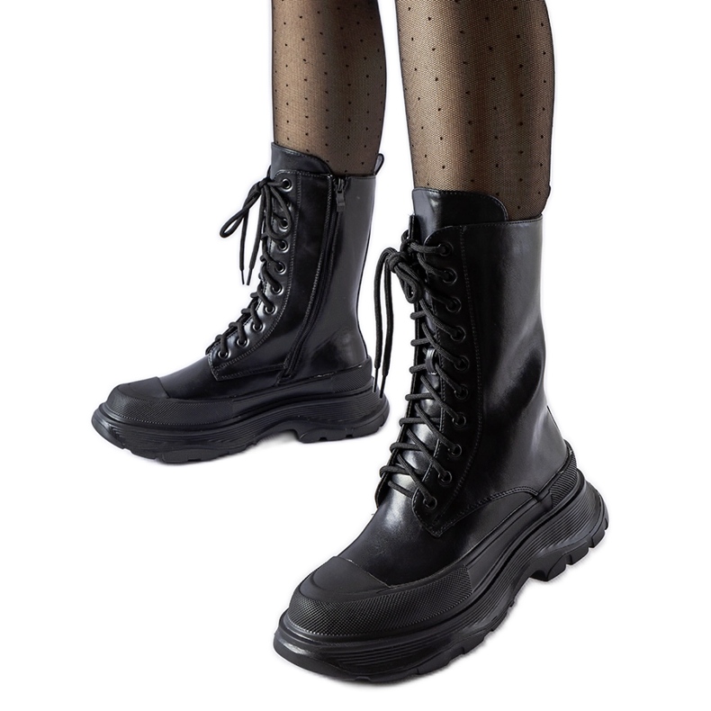 Mustat työläiskengät, joissa paksu musta Crosia-pohja